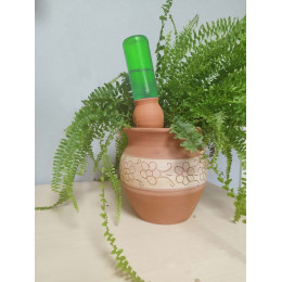 cône d'arrosage dans pot de fleur