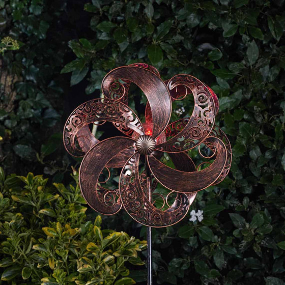 eolienne decorative de jardin solaire