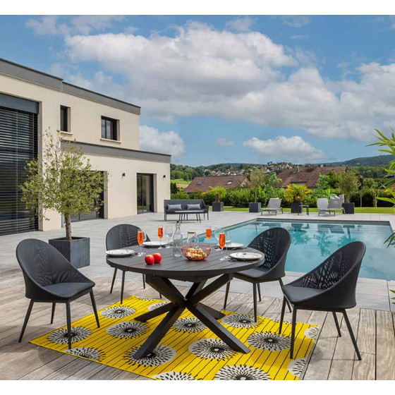 fauteuil exterieur avec table ronde de jardin