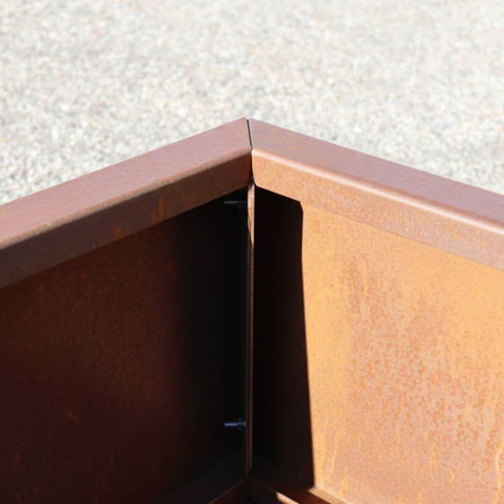 bac en acier corten avec renforts au coin