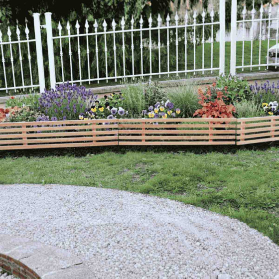 bordure a planter en bois dans un jardin