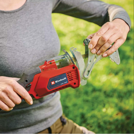 changement de lame sans outil sur coupe branche a batterie Einhell