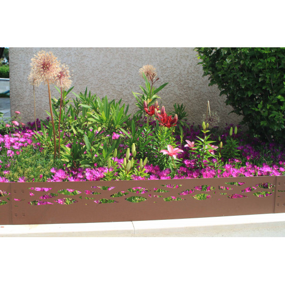massif fleuri avec bordure en fer vieilli