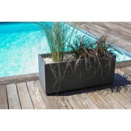 Jardinière gris anthracite devant piscine