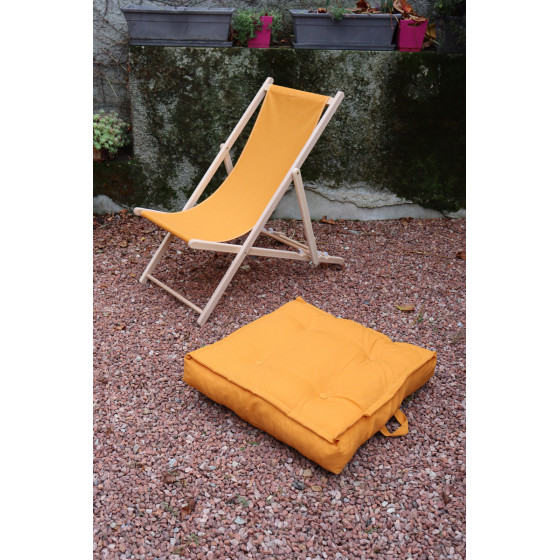 Chaise longue et son coussin jaune