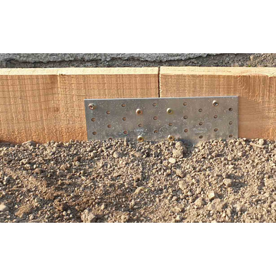 Plaque métal pour jonction de bordure en bois