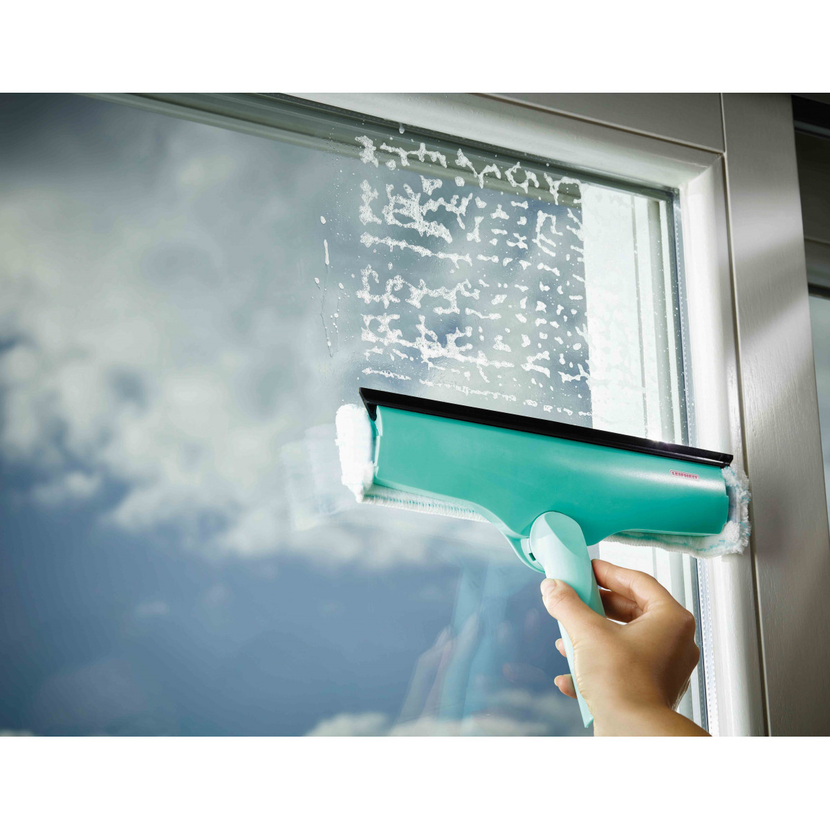 Nettoyeur de vitres avec manche télescopique et vaporisateur