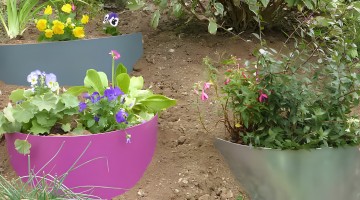 Aménagez un talus en pente avec des bordures de jardin demi lune en acier, signées Jardin et Saisons